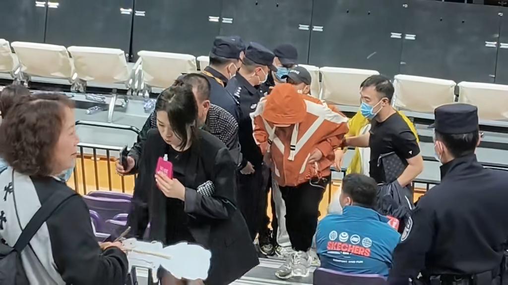 赵本山看辽宁男篮比赛穿的啥,赵本山穿紫裤子观战辽篮比赛