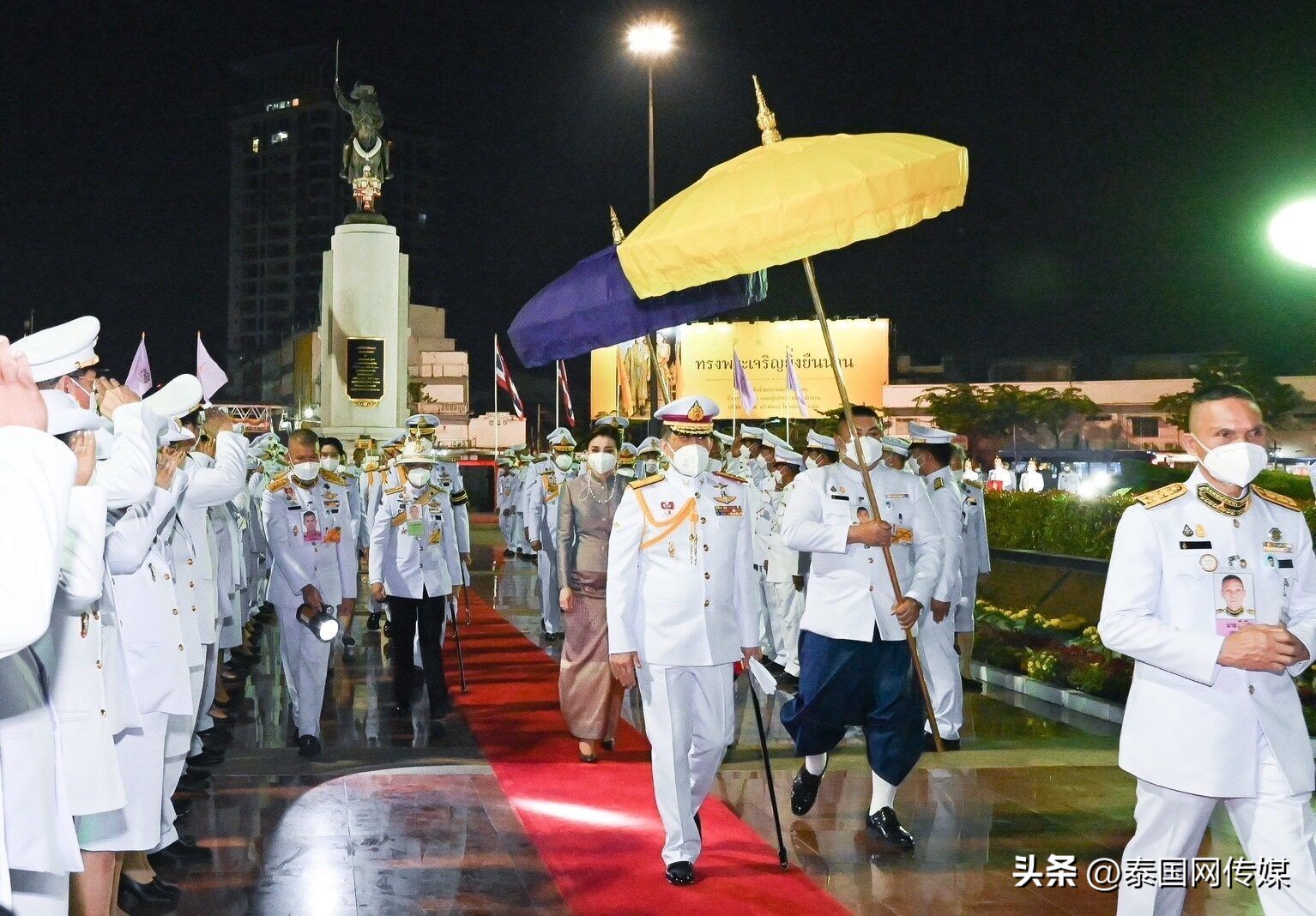 泰国国王携王后出席郑王节纪念活动