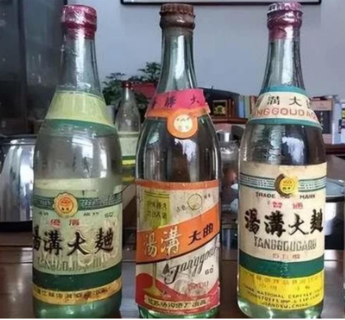上海一大伯晒藏酒柜惹争议，行家直言：都是便宜酒，却想买买不到
