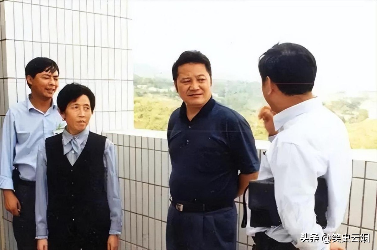 大儿子楼盘烂尾小儿子砸了招牌,大儿子房子被砸