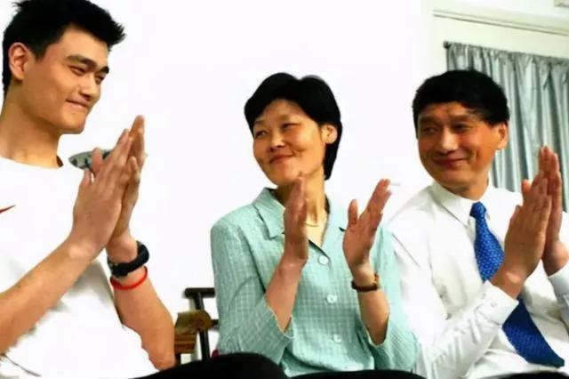 男篮三大中锋的爱情：姚明娶初恋，王治郅二婚，巴特尔娶二婚妻子