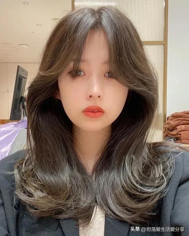 两边翘起来的发型有氛围感,散发发型既简单又俏皮