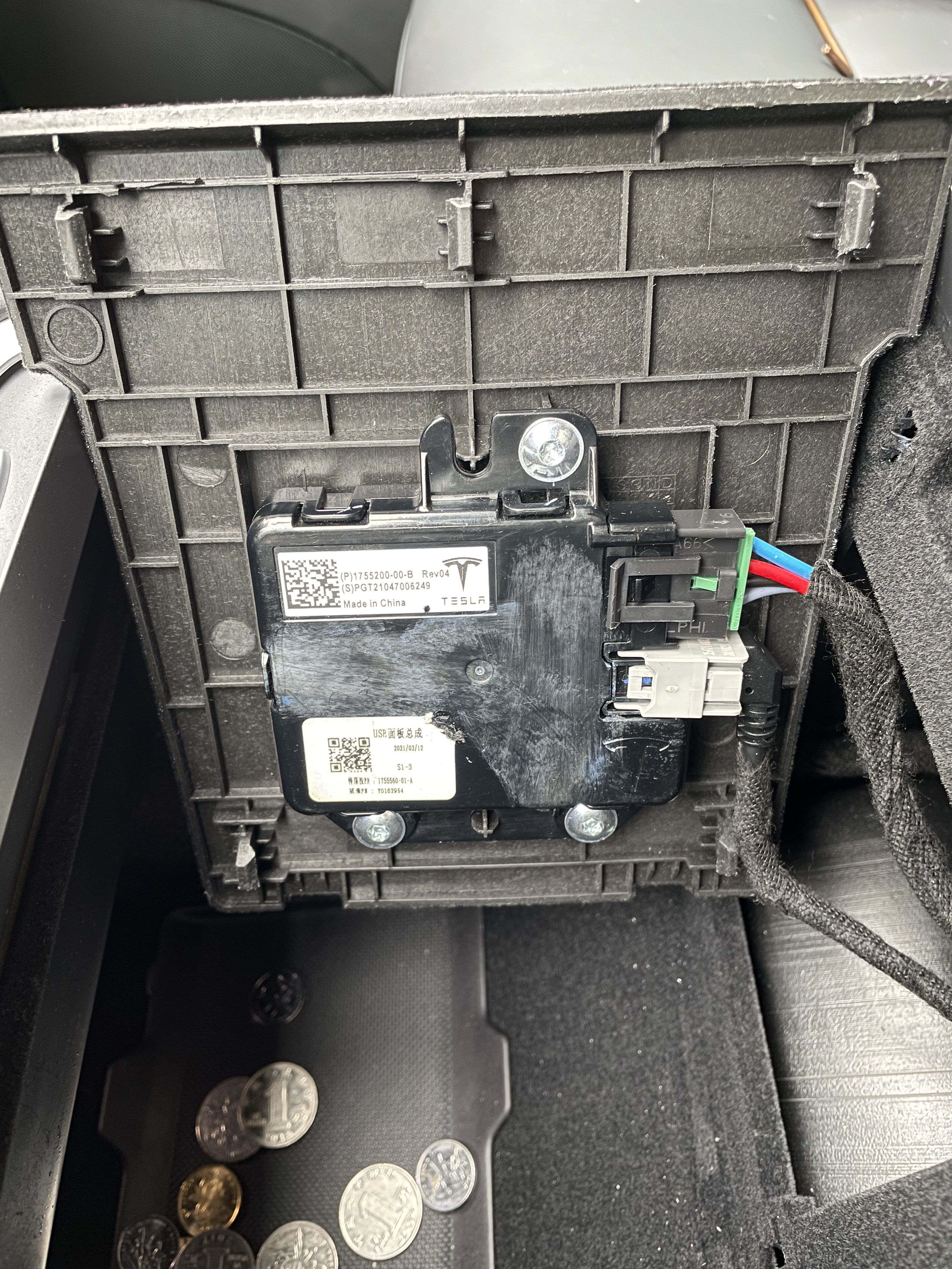 花费299元，找回Model3/Y丢失的扶手箱USB接口数据功能