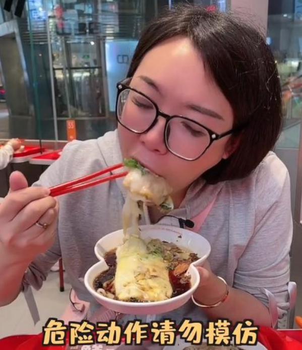 浪胃仙：男扮女装搞吃播，是在吃“性别红利”？如今却被质疑催吐