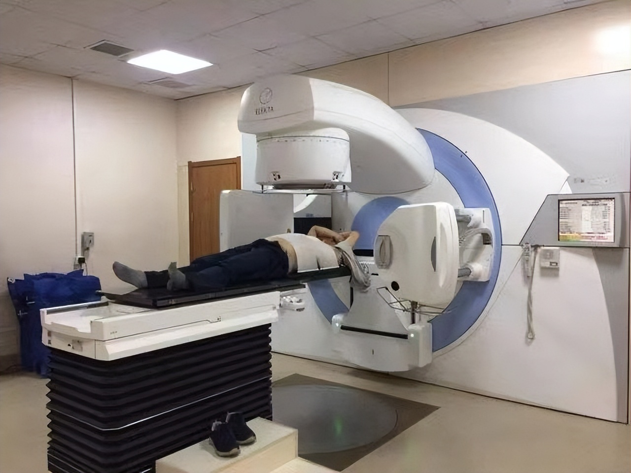 海归女学生脸色苍白，被海关拦下：你做了什么？辐射超标上万倍