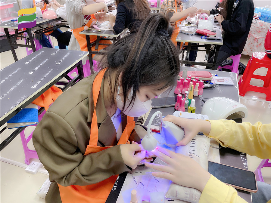 美甲贴甲片和直接涂哪个时间长,美甲甲片半贴和全贴有什么区别