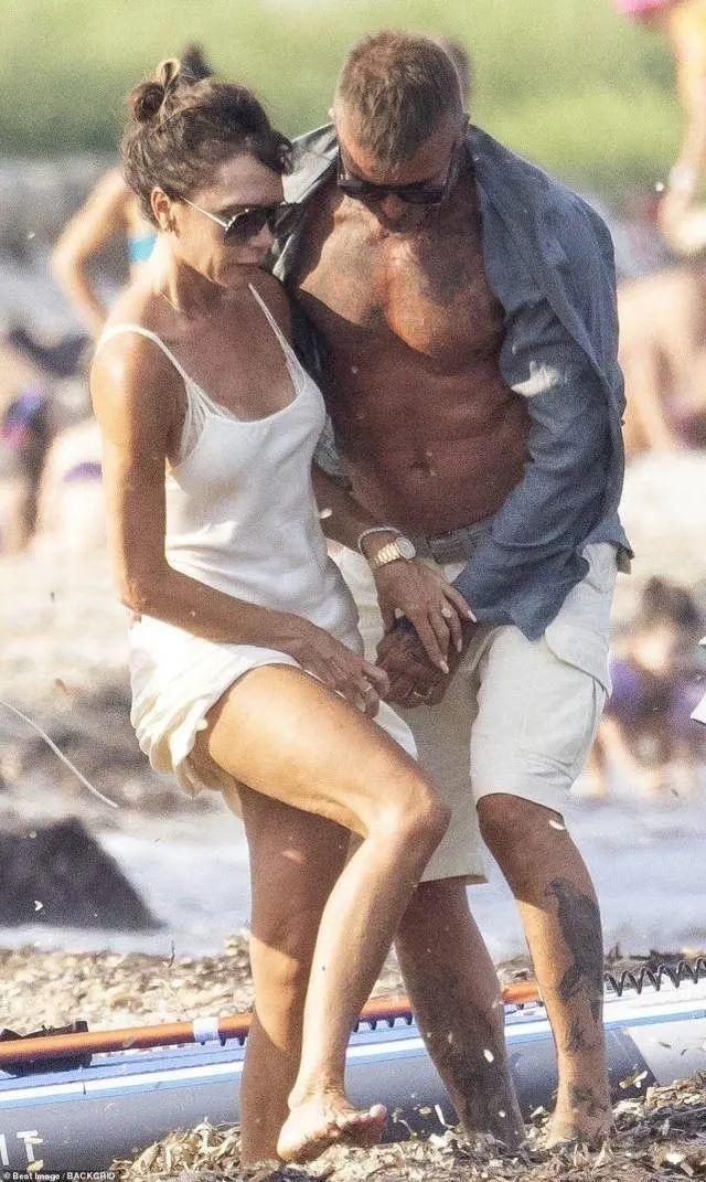 贝克汉姆贝嫂单手抱小七,47岁的贝克汉姆