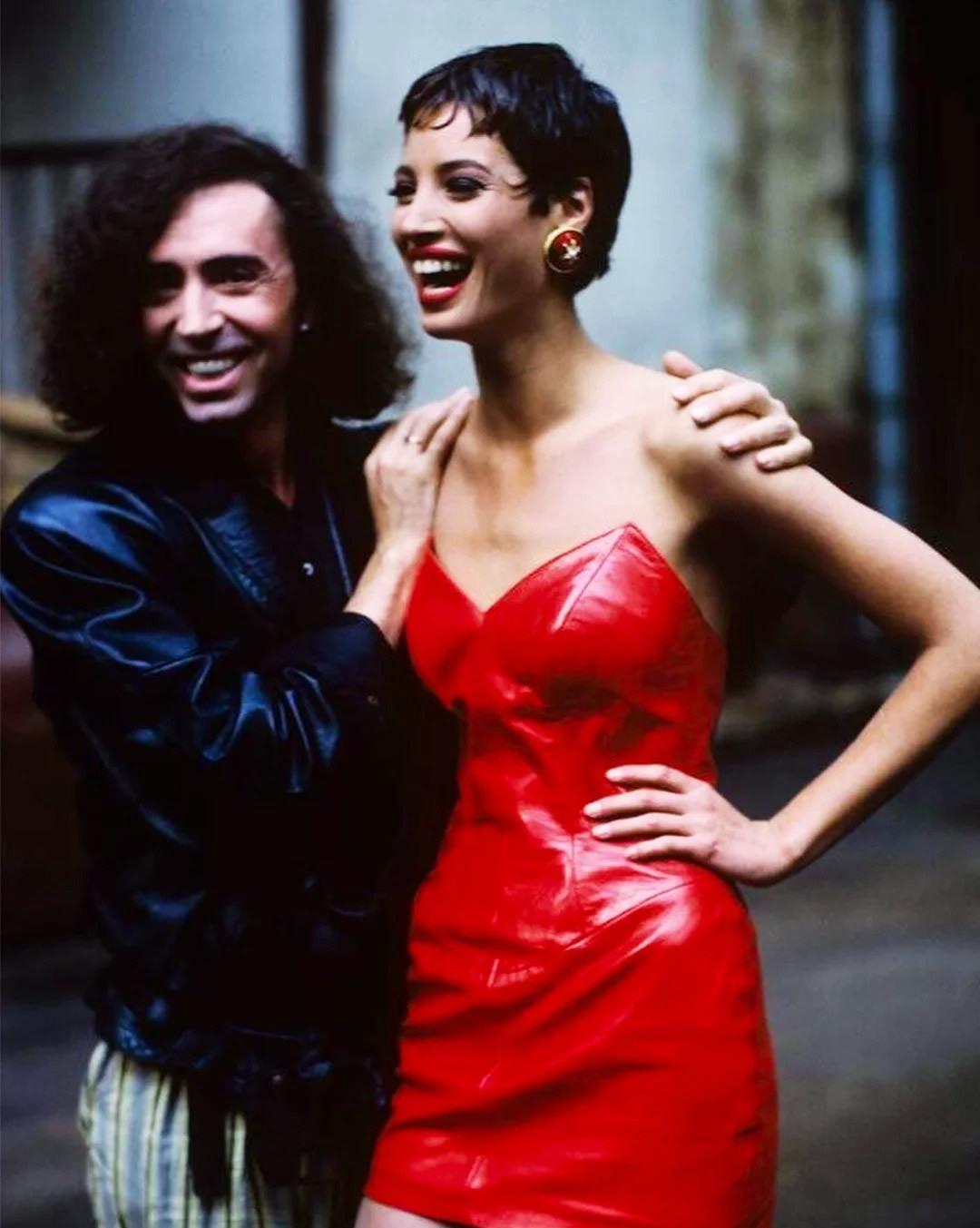 女子身着日本侵华军装露脸,女子穿日军军服拍照被抓