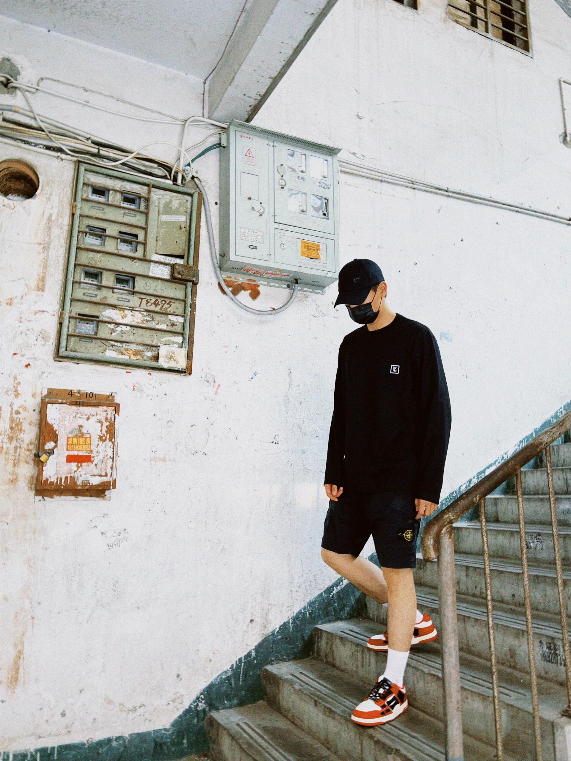 现男友李现穿搭,现男友李现一袭黑色着装帅气十足