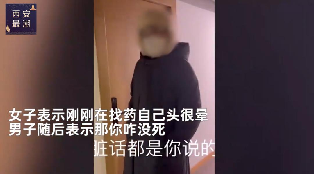 女子因头晕延误送药被邻居踹门辱骂，有些人，该用镜子照照自己了