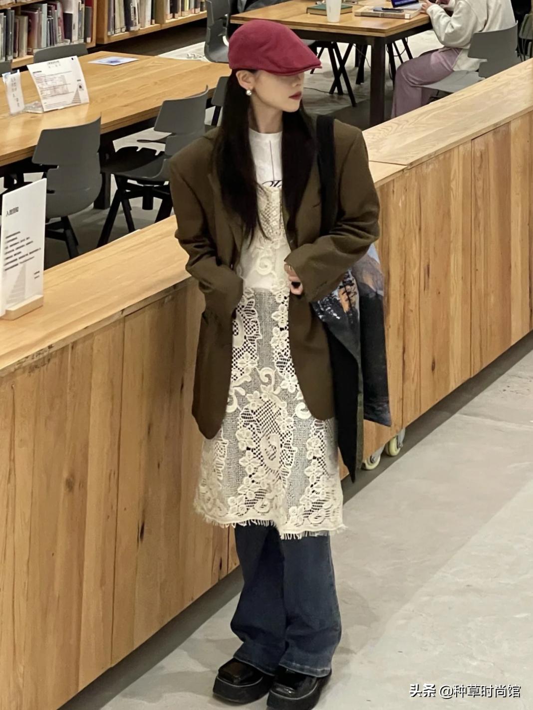 今年流行穿什么裤子和裙子,今年流行裙子配什么裤子