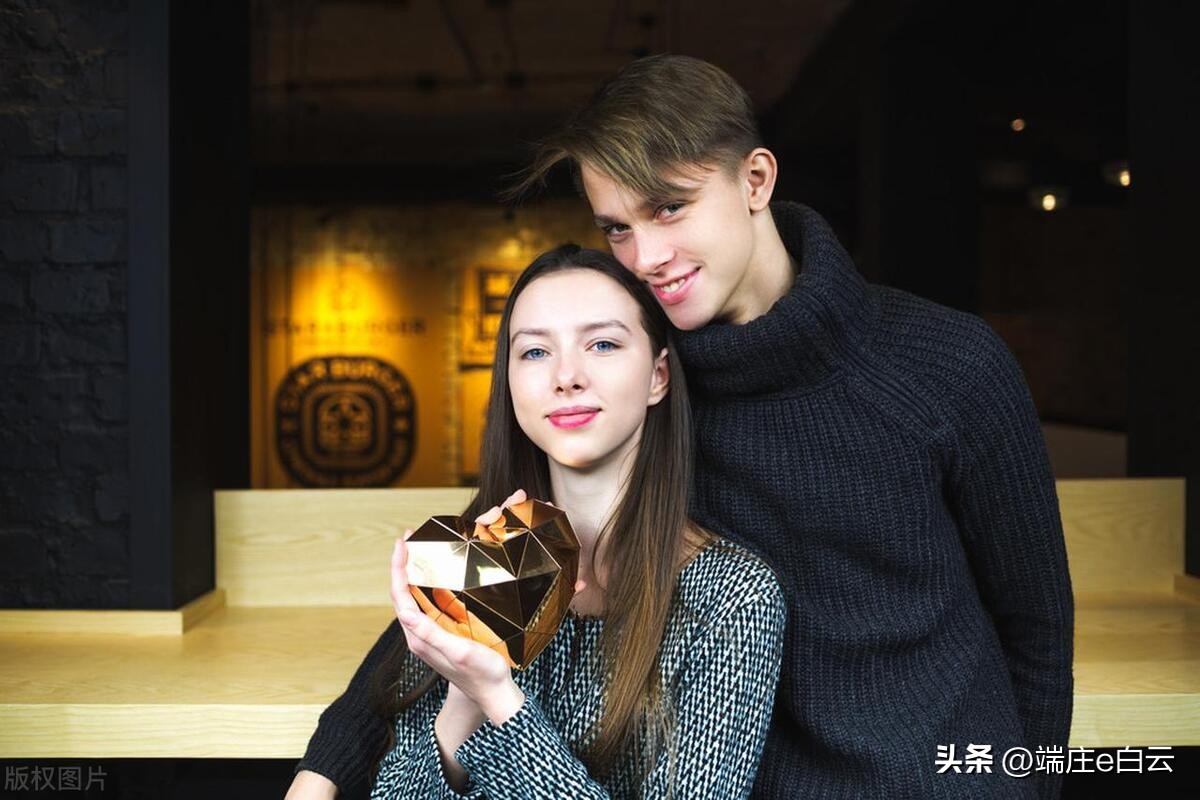 男人喜欢摸女人的头发是真爱吗,男人摸女人的手是爱你吗