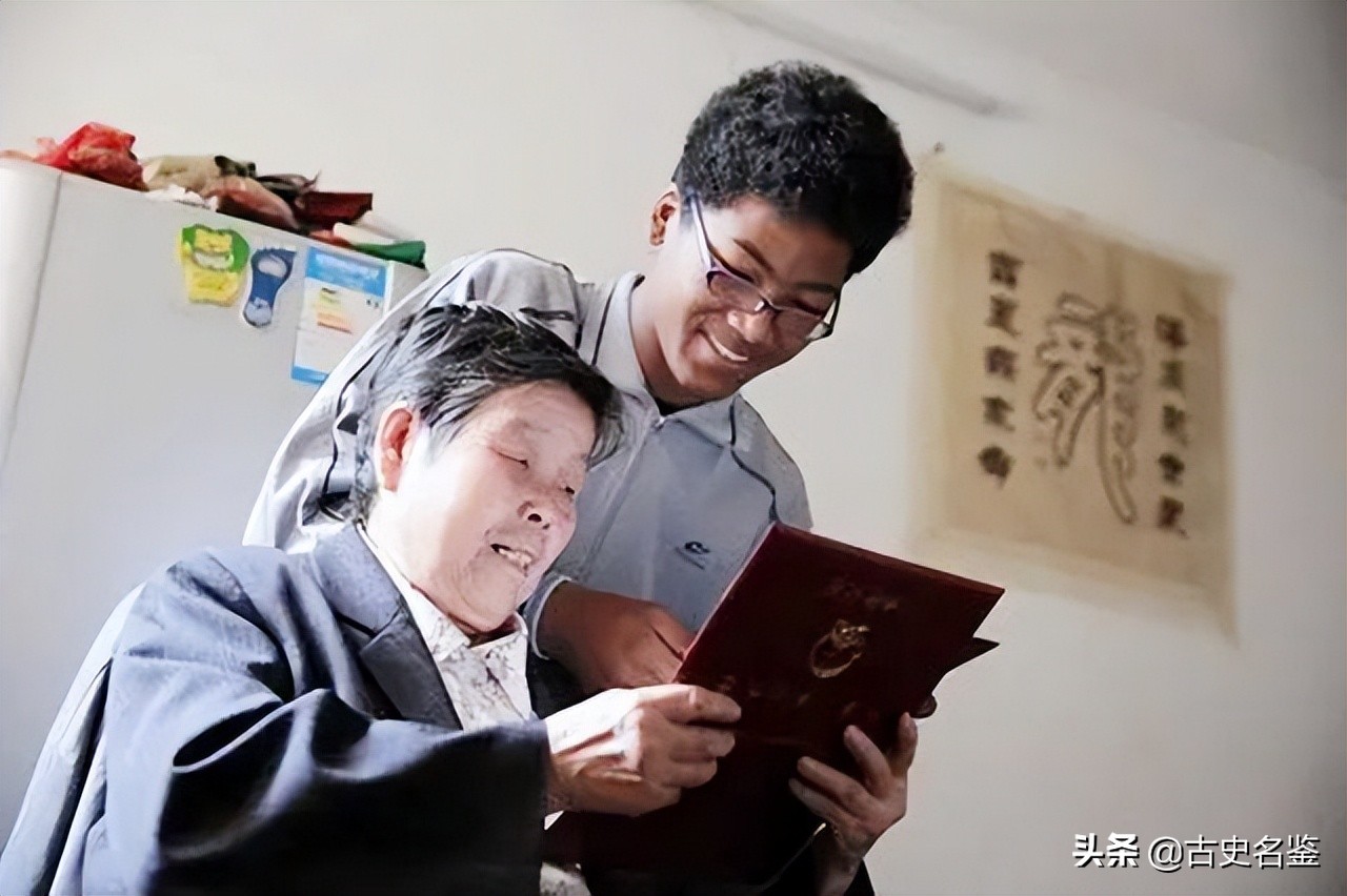 2000年上海阿婆收养黑人弃婴，被子女挥霍250万后，黑人不离不弃