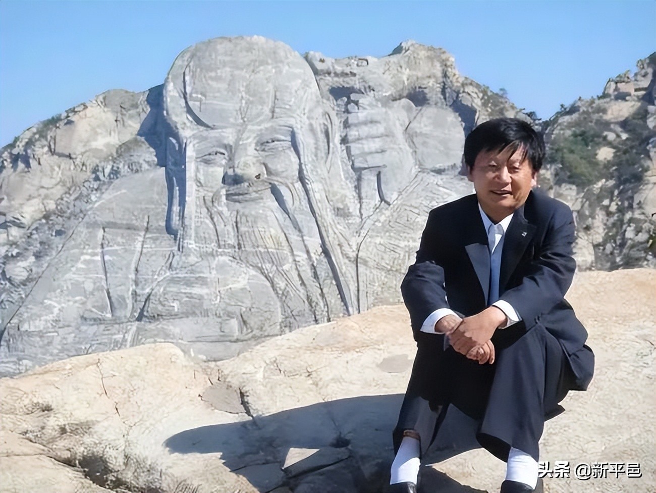 一个记者和小说家视频,一个记者采访一个农民的故事