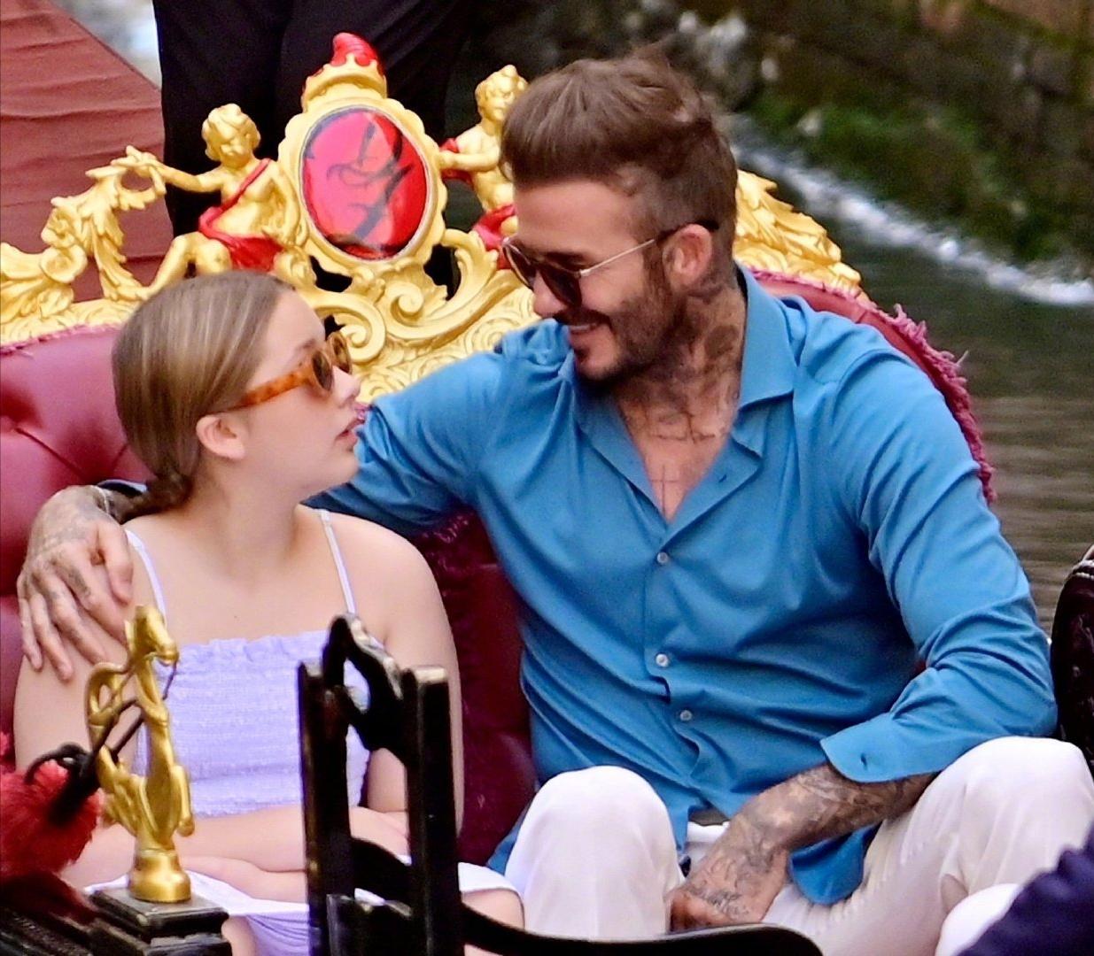 好像又胖了！贝克汉姆带小七坐船游玩，亲吻女儿太阳穴似乎被嫌弃