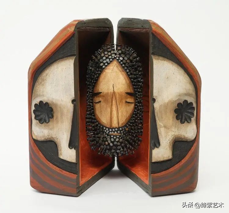 雕塑家制作雕塑的过程,他用木头做出了大象