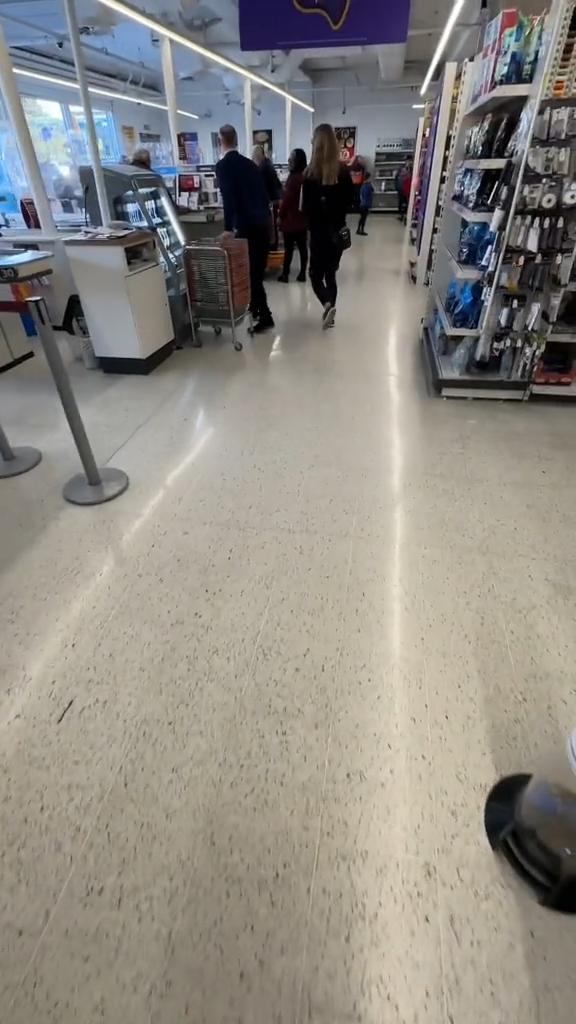 国外超市帮陌生人买单,国外超市随机给路人买单