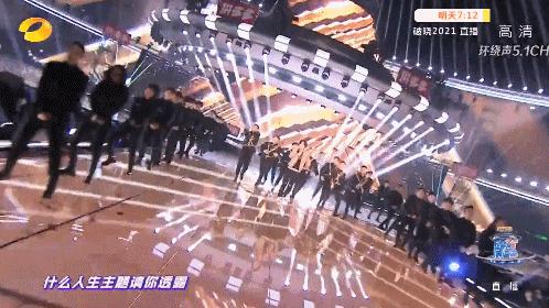 王一博回眸杀蓝湛,王一博跳舞杀马特