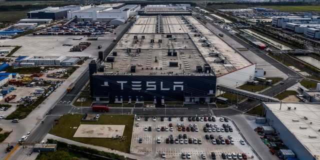 电动车汽车电池寿命一般多长,特斯拉电动车电池寿命一般多长