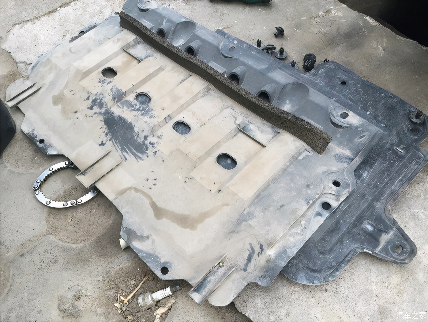 汽车发动机护板什么材质的安全,塑钢发动机护板安全隐患