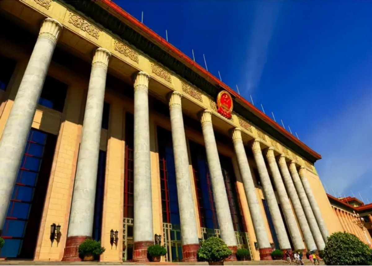 1959年人民大会堂落成,毛主席指着天花板笑问:这是谁的主意