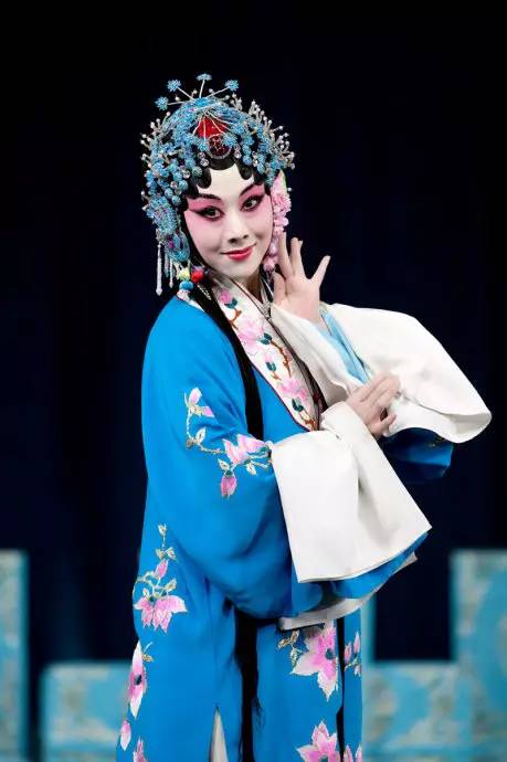 从服饰借代词看古代人物的社会身份，黄袍、红袖、青衣，什么意思