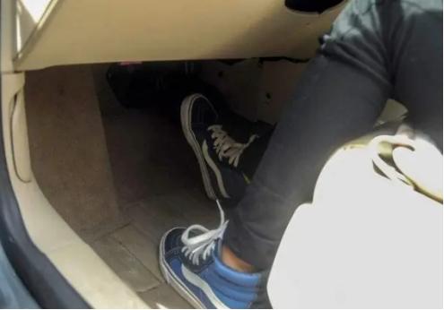 汽车刹车油泵管如何排气,刹车油管快速排气