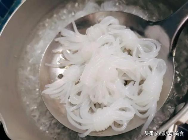 夏天到了教你做一道爽口的凉拌菜,给大家推荐一道夏季爽口凉拌菜