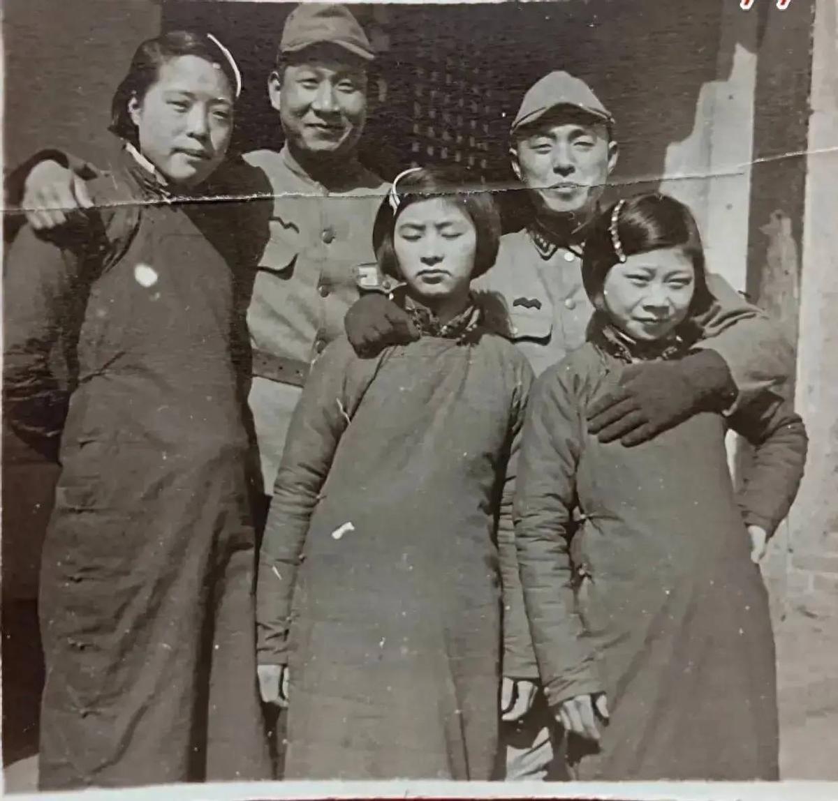 侵华日军*行暴**照片，女子为活命，脱下衣服让日本人拍摄，*辱侮**致死