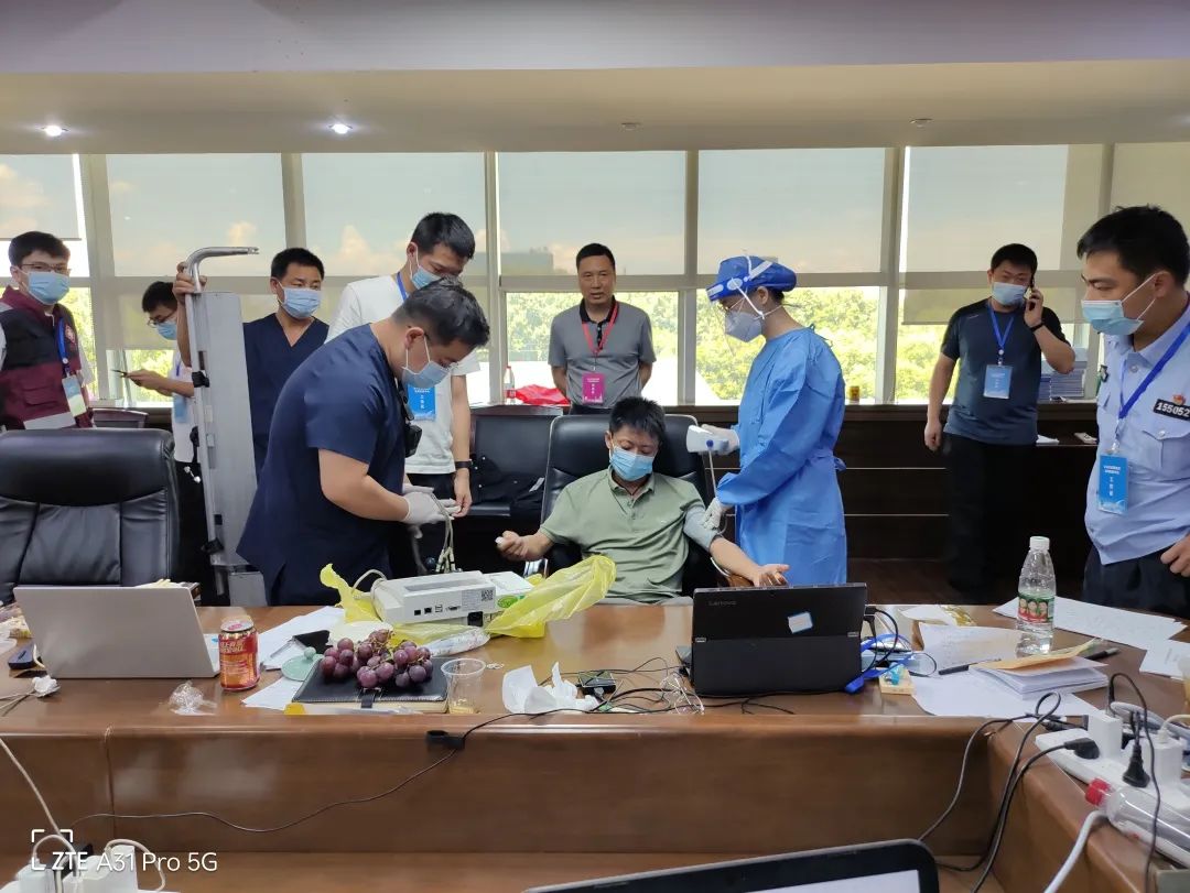 疫情当前警察不退坚守战疫一线,疫情不退警察不退用行动守护群众