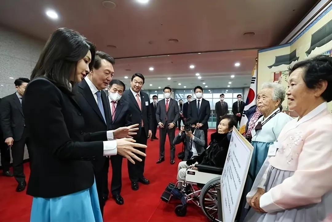 韩国夫人金建希穿高档衣服,韩国夫人金建希的着装合集