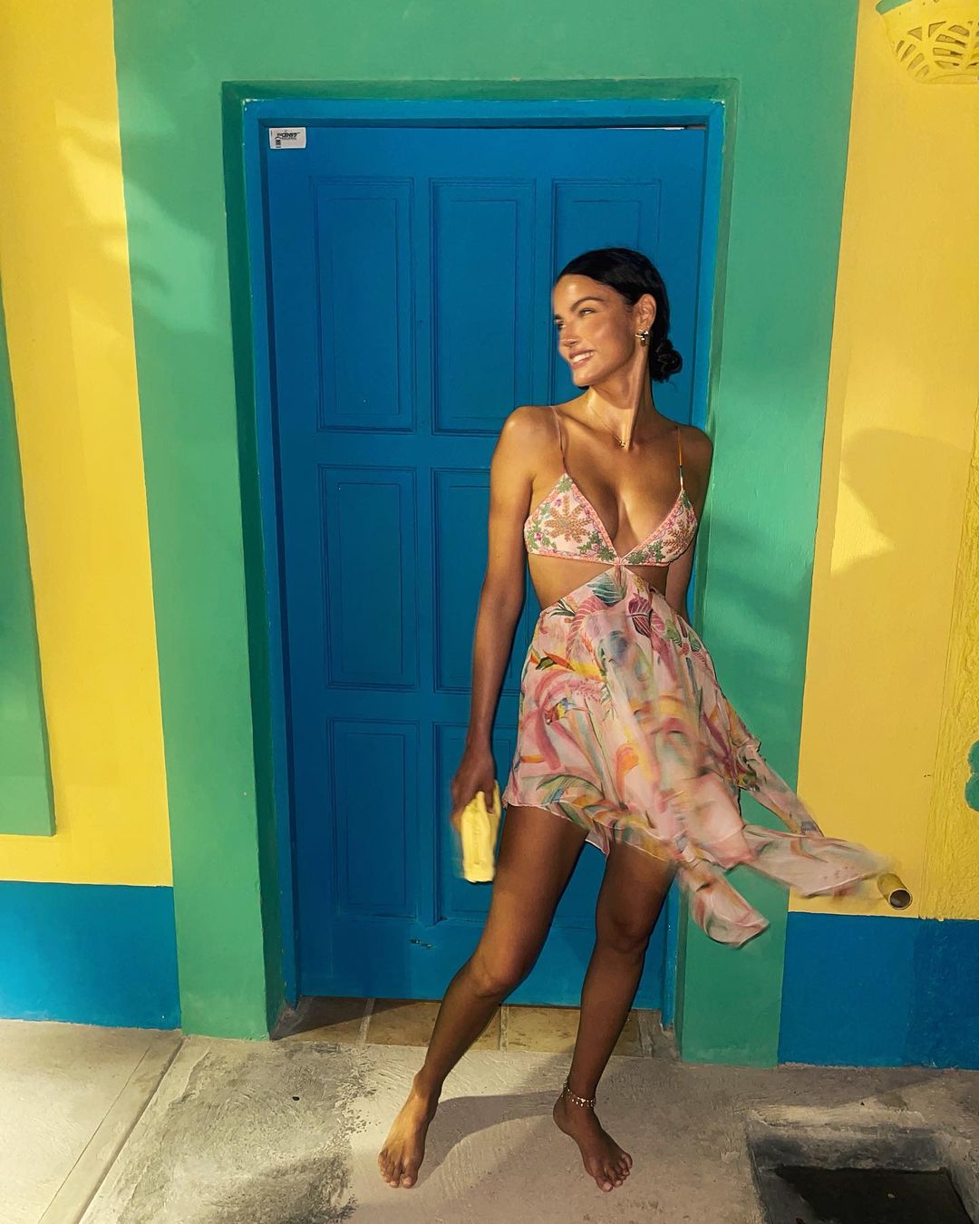 她有逆天长腿，凹凸火辣身材，性感惊艳：巴西国际超模SofiaResin