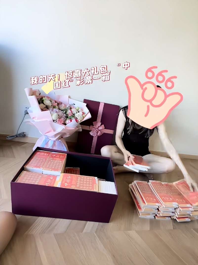 女子过生日收到刮刮卡,朋友过生日送刮刮卡