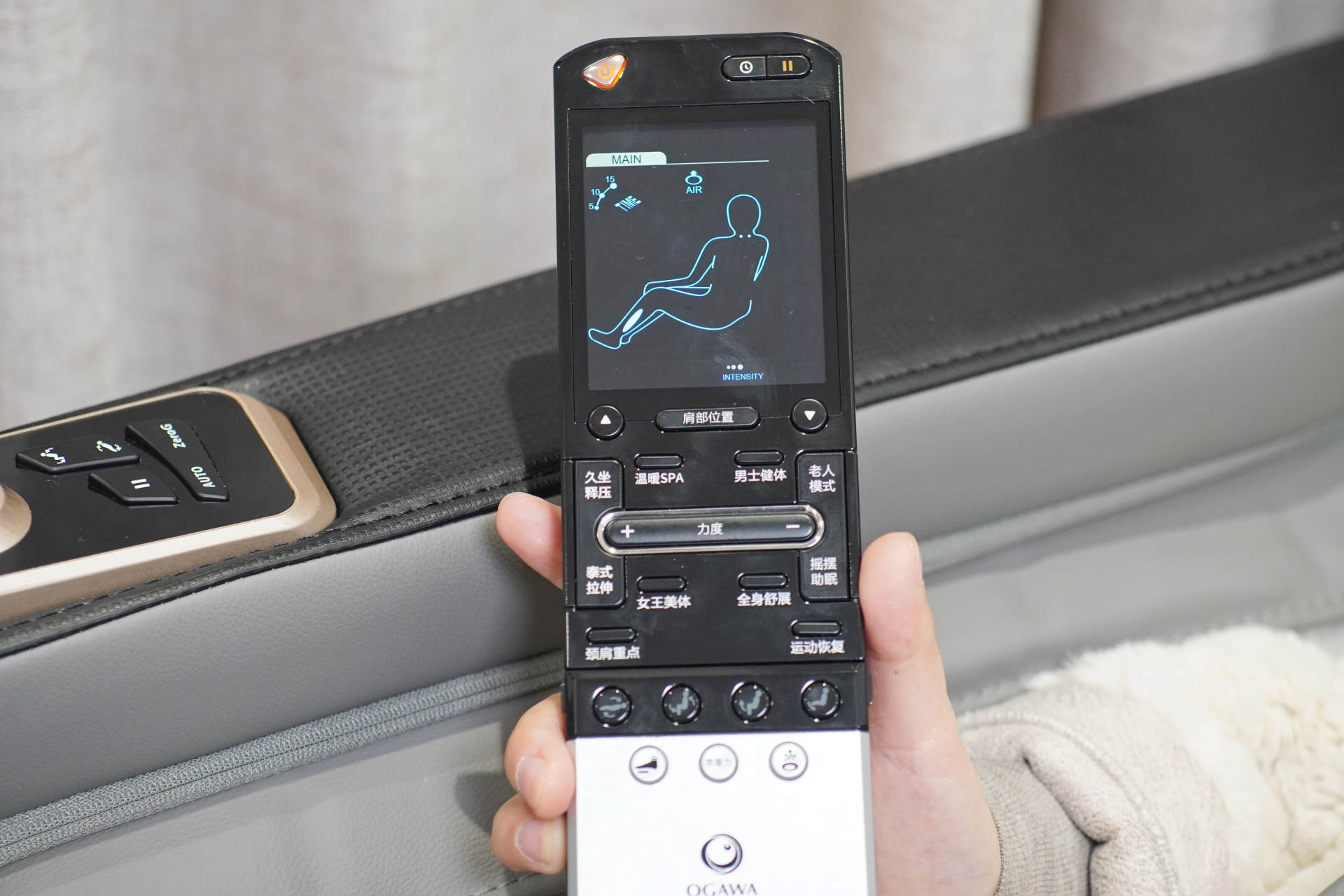 如何给老人选择按摩椅,老年人适合用按摩椅吗