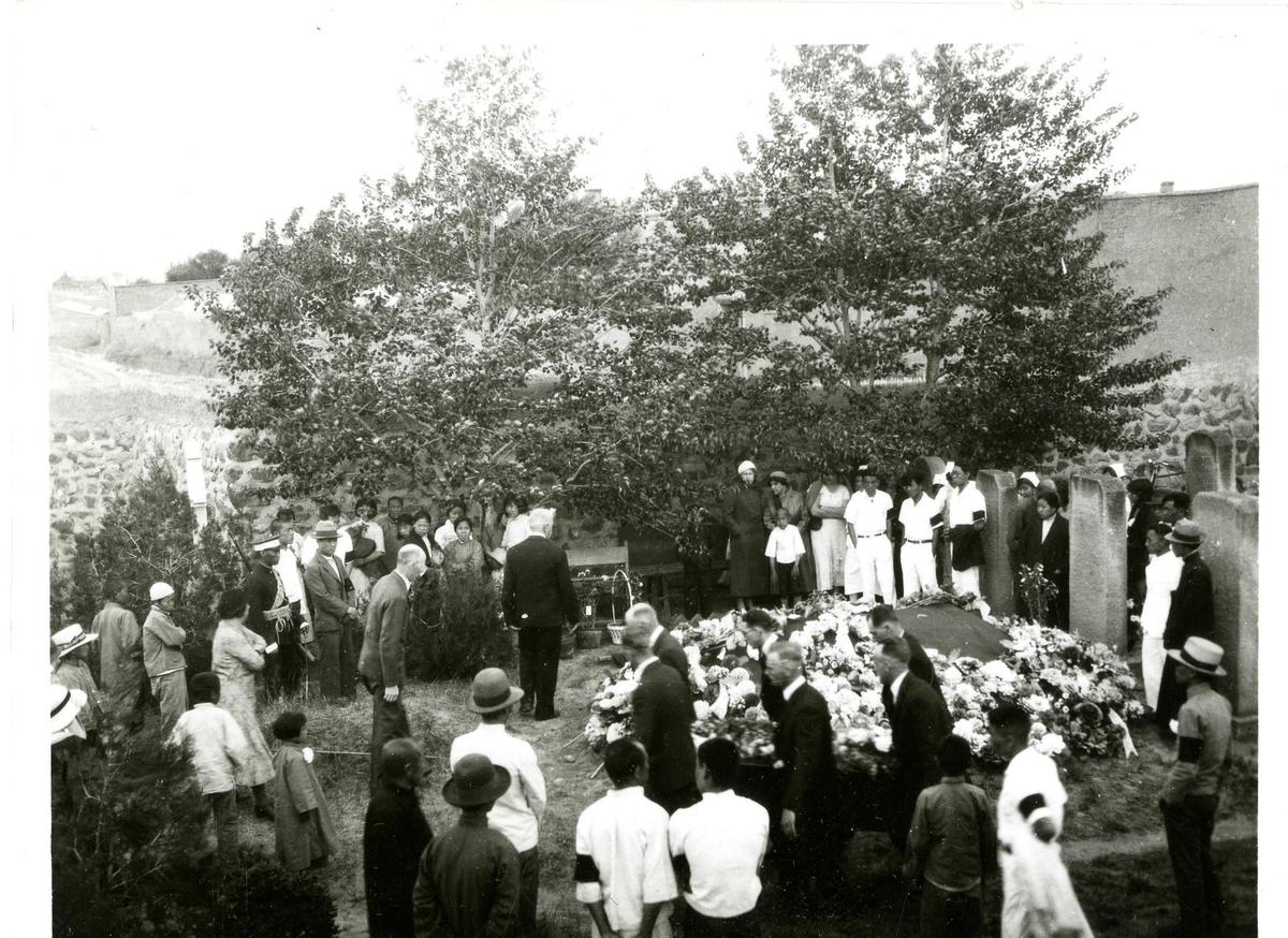 日军当着国军的面杀俘虏,日军侵华兽行