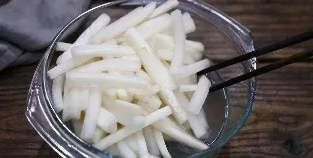 泡萝卜需要什么发酵,泡萝卜要不要用盐腌制一下