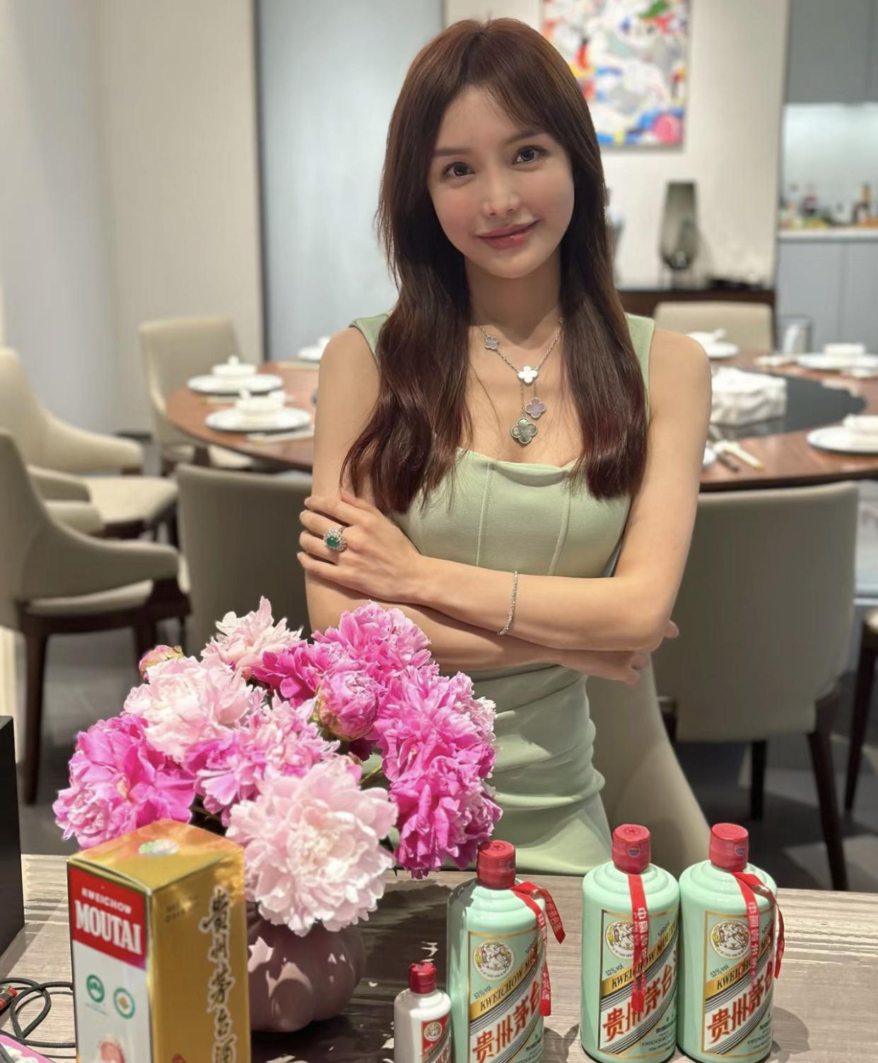 60岁吴姓港星，内地宝刀不老风流倜傥，美女网红富婆追爱为其庆生