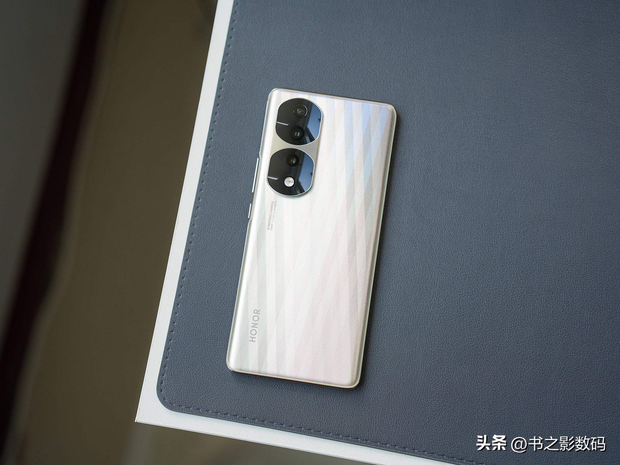 从3999降至2289,荣耀旗舰跳水1710元,现在入手非常香!