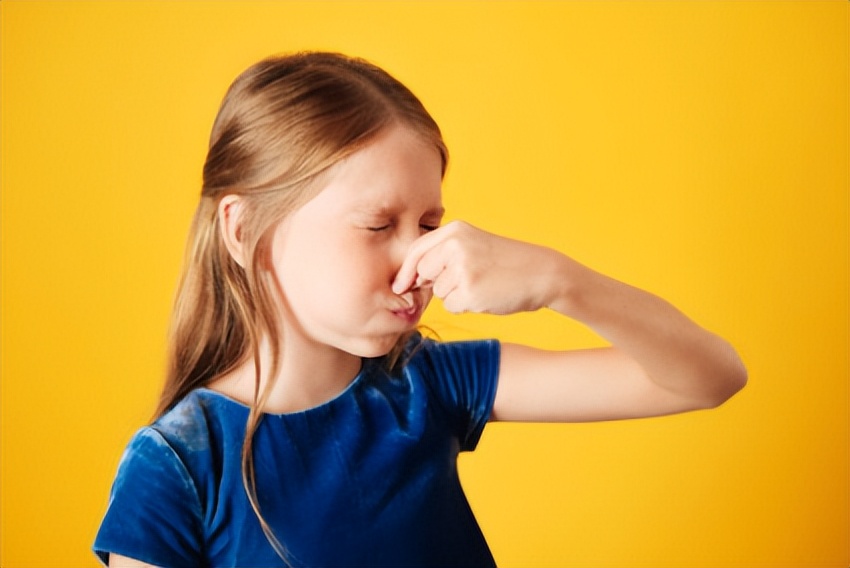 女生闻到男生身上的香味代表什么,女生闻到男生身上的香味很刺鼻
