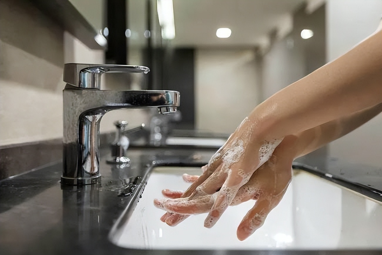 身上有异味是大病的前兆,人如果生大病了身上会有异味