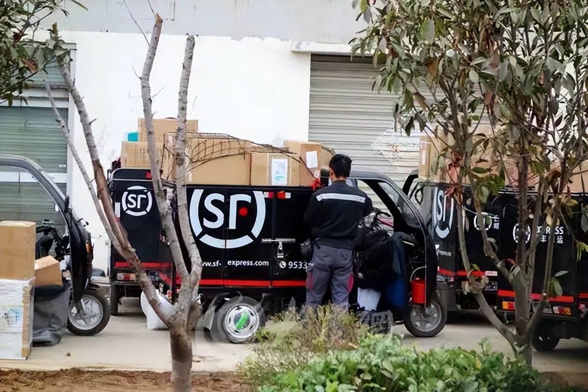 上海快递员一个月2万,在上海送快递100万的快递小哥