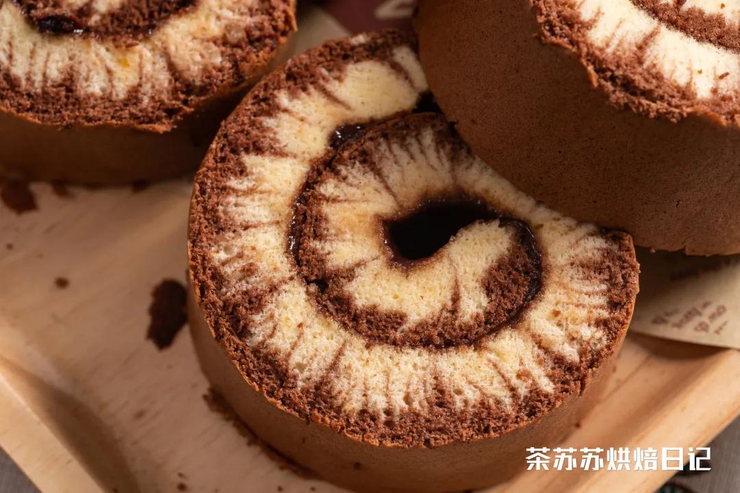 吃蛋糕卷别去外面买！自己做的料更足，香到舔手指