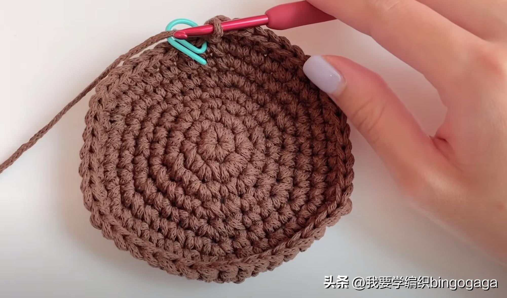 钩挂包的各种钩法视频,简单的水桶抽绳包钩织教程