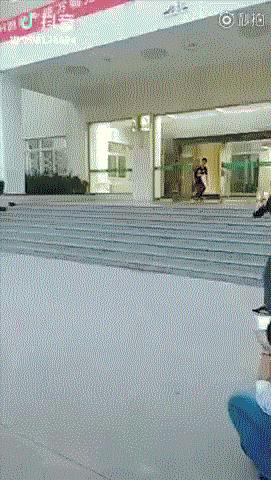 冰糕掉了一半,冰糕化在地上干了怎么清理