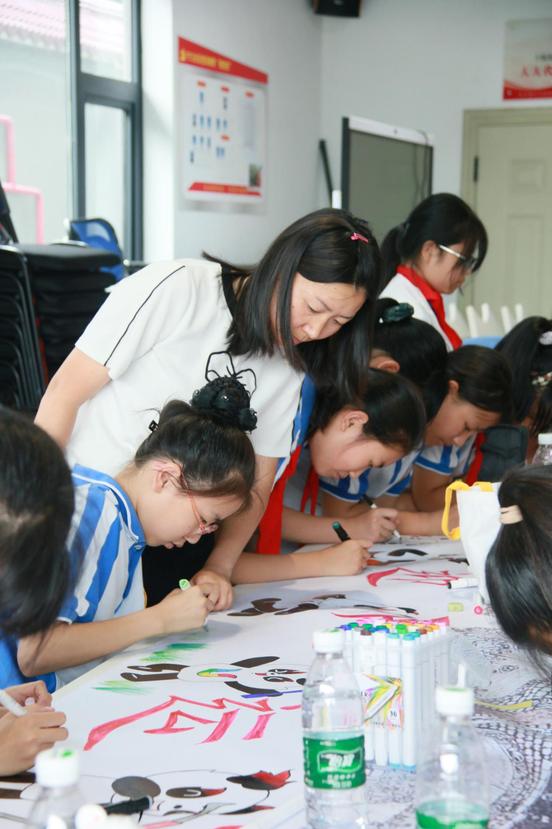 和蓉宝共迎大运!成都龙泉驿区灵龙小学非遗烙画绘大运