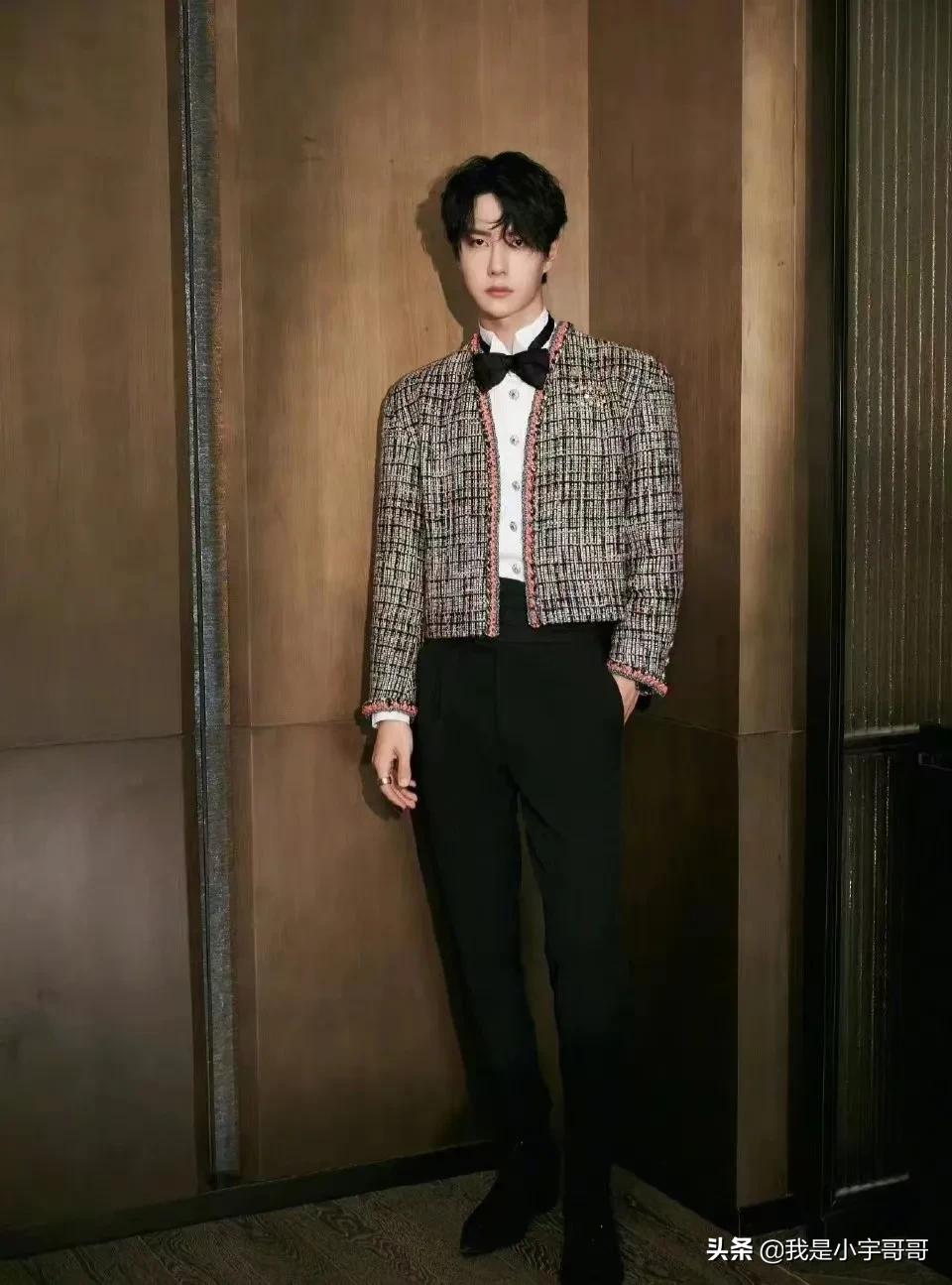 王一博棒球帽卷发,王一博的帅气发型雾霾蓝带一点卷