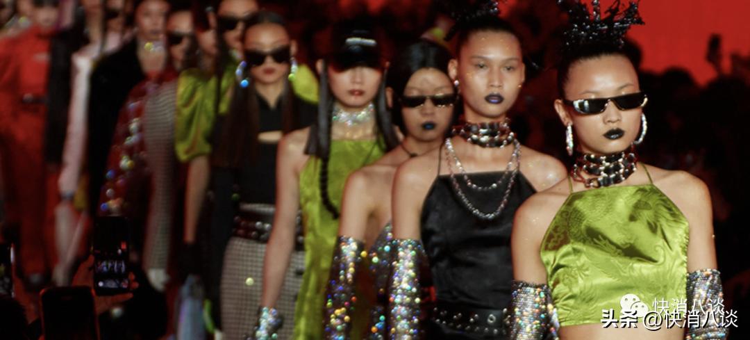 两件连衣裙打折下来1400元！63%的人不会购买，太平鸟比去年还多赚88%，网友：“质量一般价格还贵得要死”