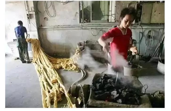 卫龙辣条包装被指涉低俗营销评论,卫龙辣条包装引质疑官方