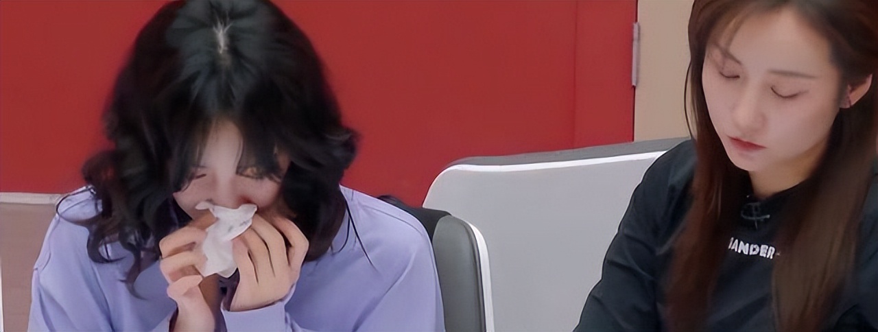 红毯假摔、穿透视装、碰瓷“迪幂孟扎”，赵樱子是要“黑红”到底