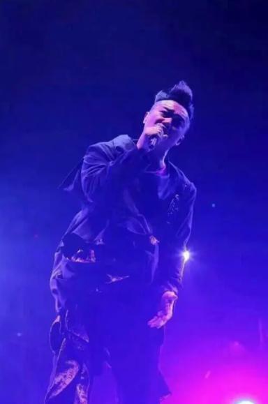 发际线秃的男星,盘点十大秃头男星佩戴假发